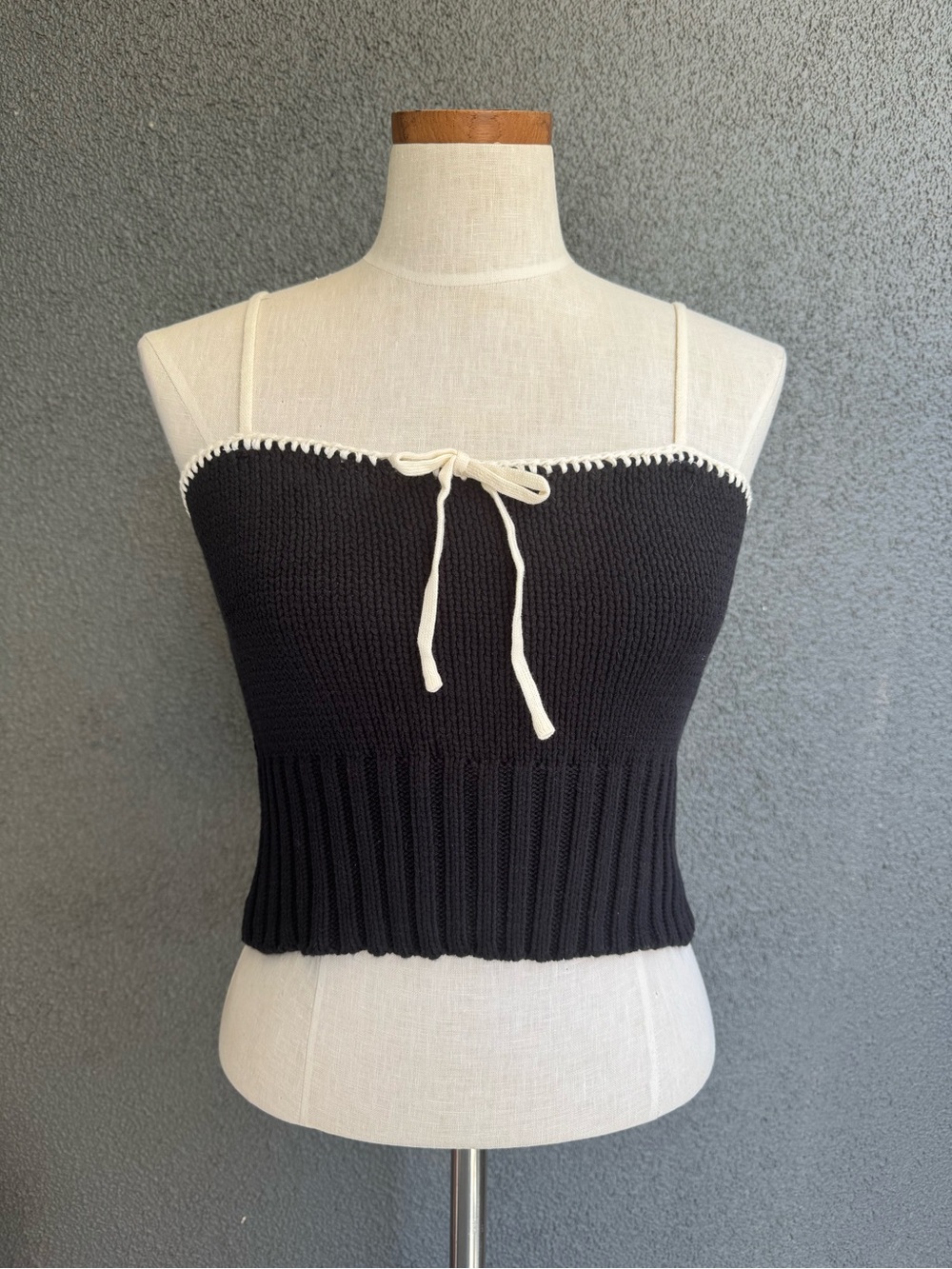 Emory Park Black Knit Cropped Tank with White Trim Size M